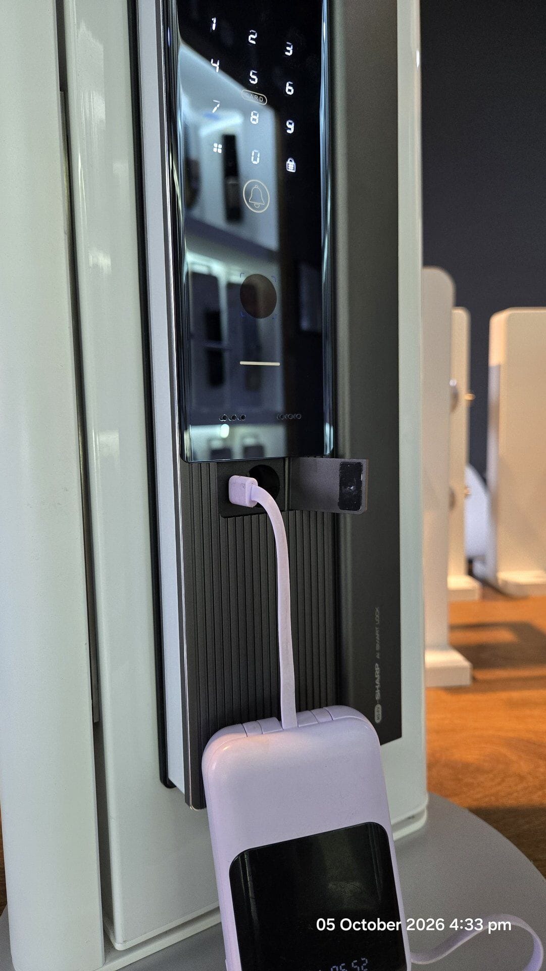 展示厅里的一把智能门锁,紧急 USB 接口插着充电宝,示范门锁电池没电时怎样开门。