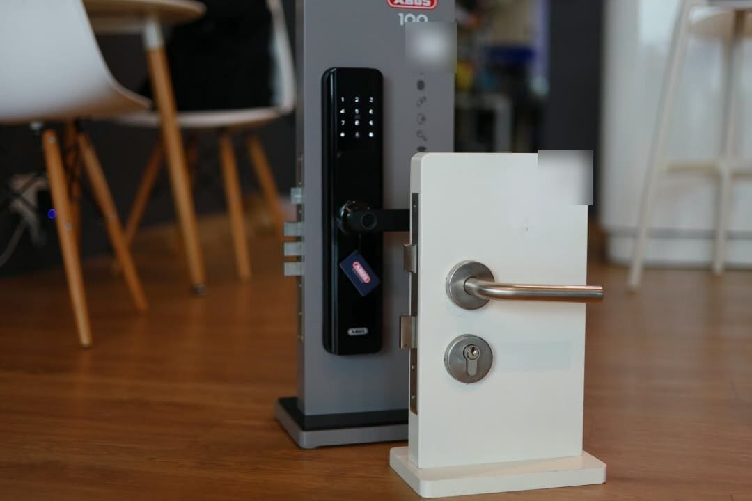 古晋 Fine Lock Shop 店里，一把 ABUS 智能锁放在一把传统钥匙把手锁旁边。